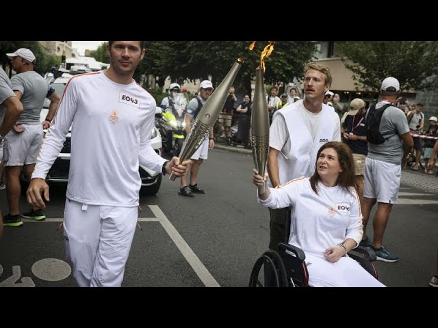 Les journalistes Christina Assi et Dylan Collins, blessés au Liban, portent la flamme olympique