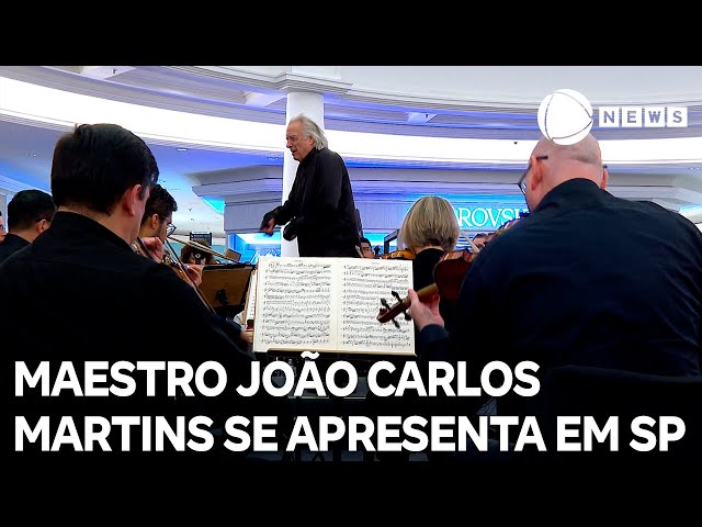 Maestro João Carlos Martins se apresenta em shopping de SP