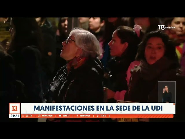 Manifestantes llegan a sede de la UDI para pedir renuncia de senador Javier Macaya