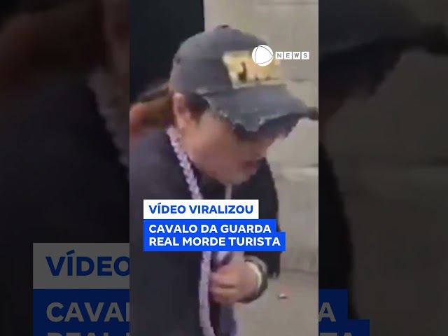 ⁣Cavalo da guarda real morde turista e vídeo viraliza.  #RecordNews #shorts