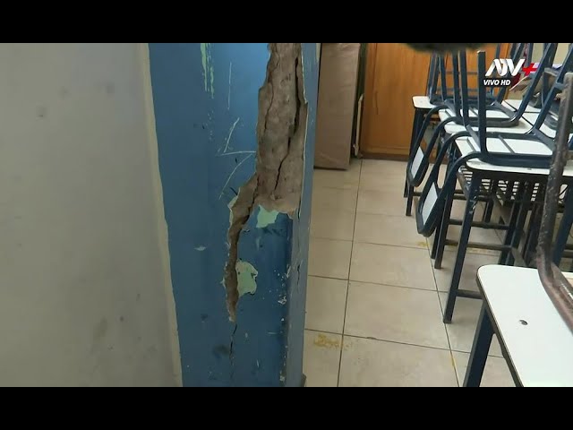⁣Colegio de SJM a punto de colapsar por mala infraestructura: Padres de familia denuncian
