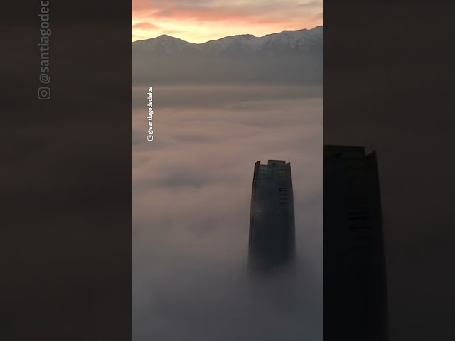 ⁣Impresionante imagen de Santiago sumergido en las nubes