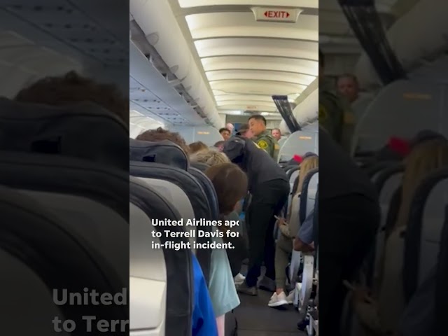 ⁣Video shows NFL Hall of Hamer Terrell Davis handcuffed on flight #Shorts