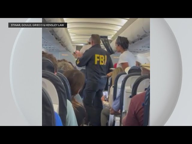 ⁣Terrell Davis' lawyer says he plans to sue United Airlines over handcuffing incident