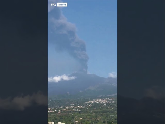 ⁣Flights halted as Mount Etna erupts