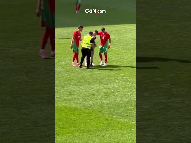 ⁣EL GESTO de JULIÁN ÁLVAREZ con un NIÑO en el MEDIO del PARTIDO