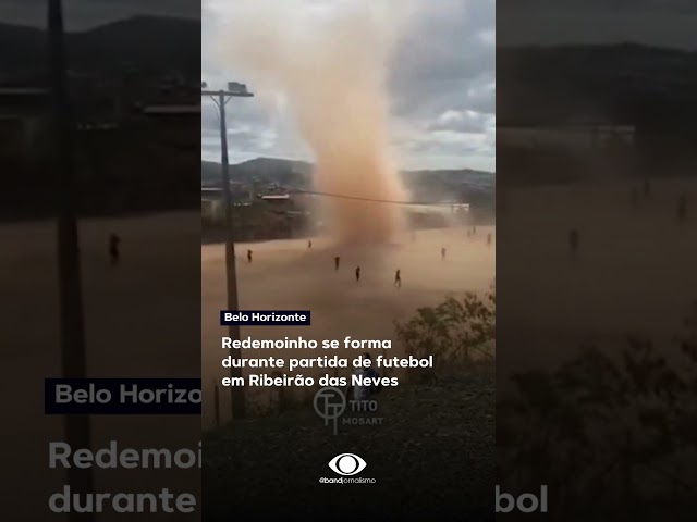 Em Belo Horizonte, um redemoinho invadiu uma partida de futebol em um campo de terra #shorts