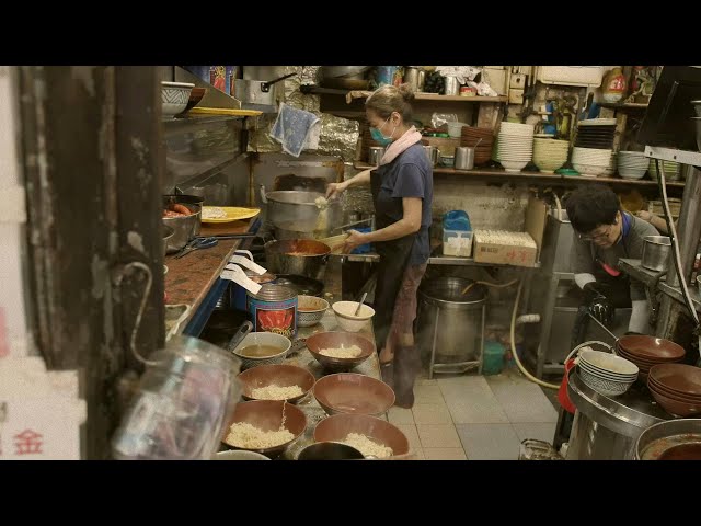 ⁣A timeless Hong Kong food stall serving tradition and comfort