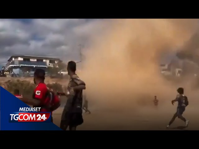 Brasile, "mini tornado" interrompe una partita di calcio