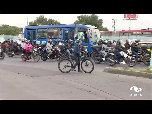 ⁣Ciclistas y peatones tienen que hacer malabares para caminar por Bogotá