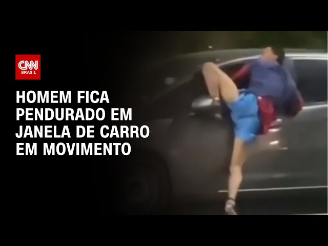 Homem fica pendurado em janela de carro em movimento | BASTIDORES CNN