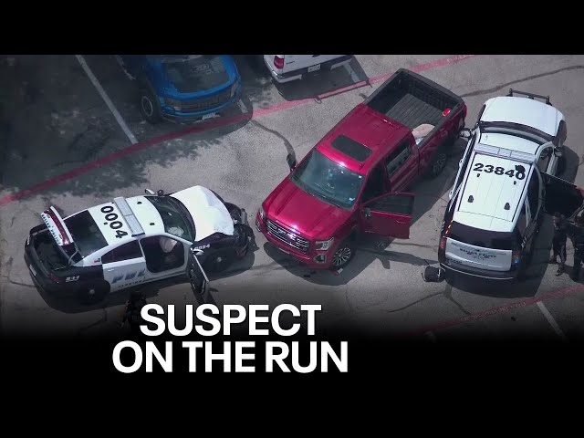 ⁣Dallas police shoot armed suspect after stolen truck rams cruisers; another suspect on the run