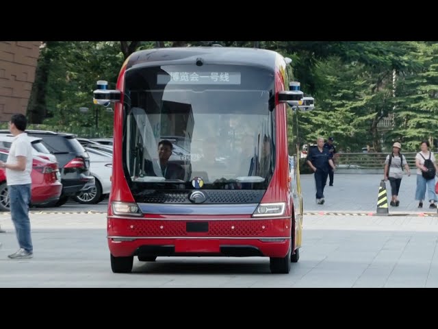 ⁣Self-driving bus makes debut at Guangzhou public transportation expo