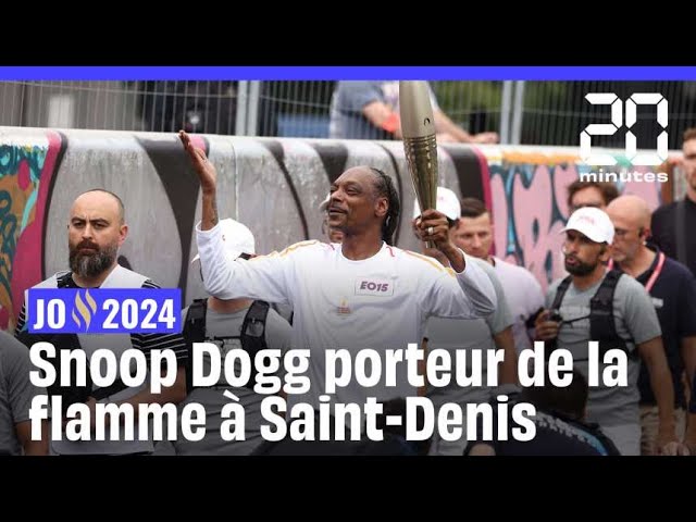 ⁣JO 2024 : les images de Snoop Dogg porteur de la flamme à Saint-Denis