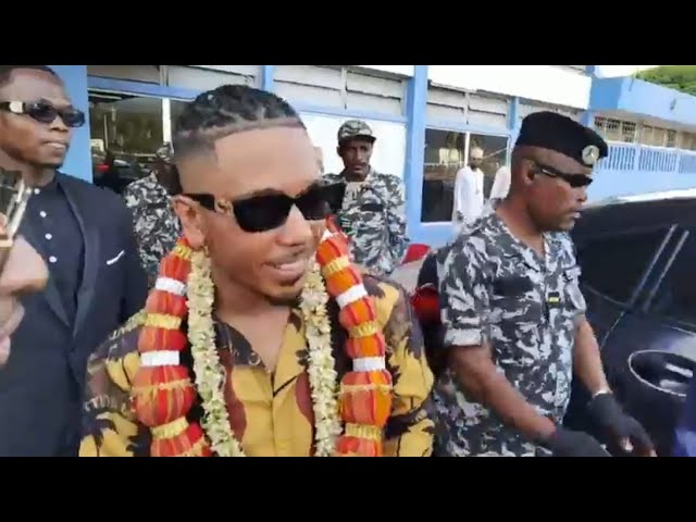 ⁣Le chanteur Goulam, reçu comme un président à son arrivée aux Comores