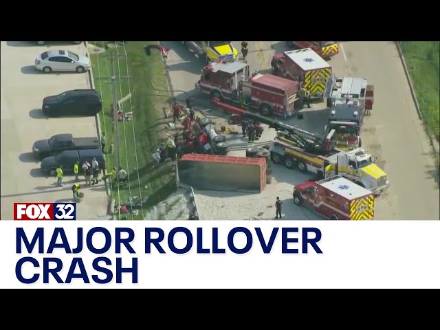 ⁣Major rollover crash leads to temporary road closure in Addison
