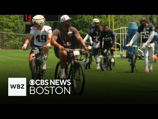 ⁣Military families receive free bikes from Patriots players