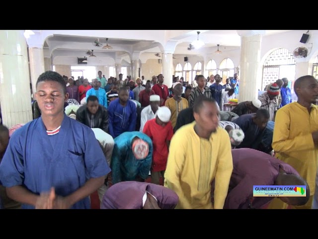 ⁣ Comportement d'un bon musulman : la prière de vendredi à la Grande mosquée de Bambeto (Ratoma)