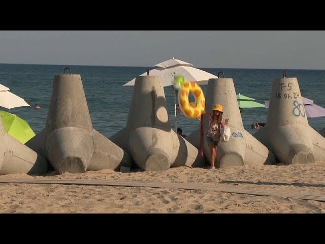 Strandpartie zwischen Betonsperren und Bombardements