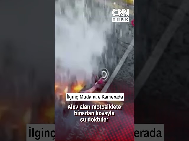 Alev Alan Motosiklete İlginç Müdahale Binadan Kova Kova Su Döktüler