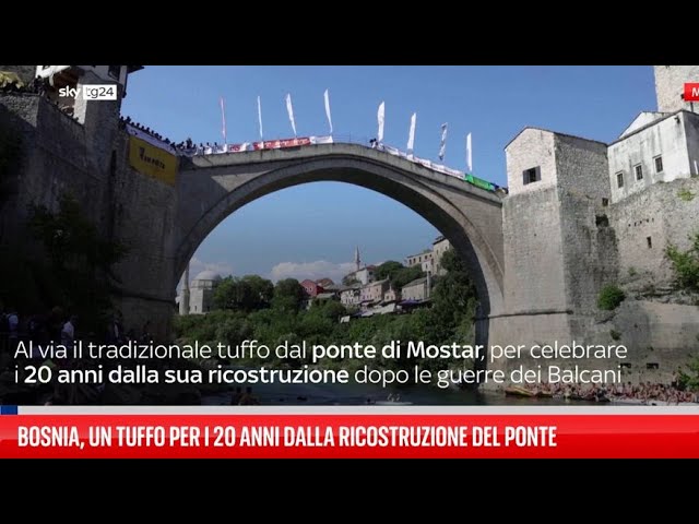 ⁣Bosnia, gara di tuffi da ponte di Mostar