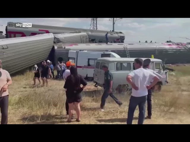 ⁣Russia, scontro con furgone causa deragliamento di un treno