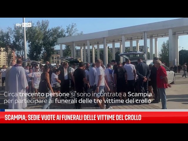 ⁣Scampia, sedie vuote ai funerali delle vittime del crollo