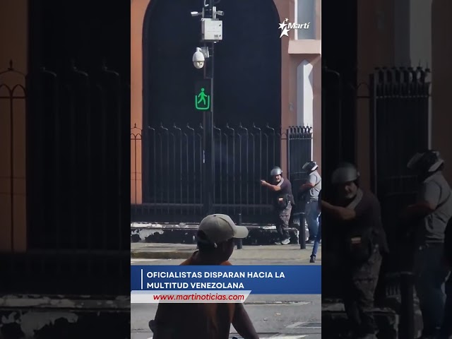 Policías venezolanos disparan contra manifestantes venezolano