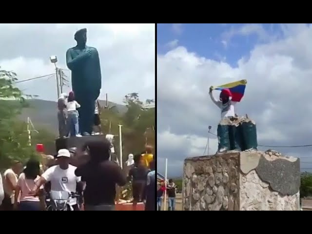 Venezolanos tumban estatua de Hugo Chávez