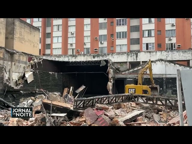 Fachada do prédio da boate Kissa é demolida