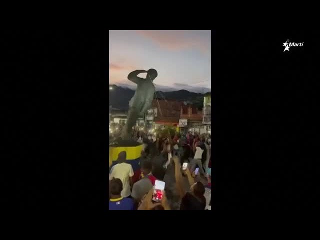 ⁣La estatua de Hugo Chávez fue derribada por manifestantes en Venezuela