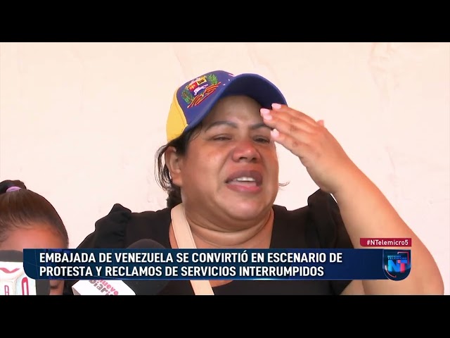 ⁣Venezolanos con banderas y flores  hacen sentir su dolor frente a  embajada en RD