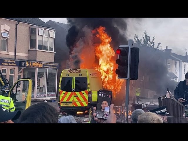 No Comment : des affrontements éclatent à Southport après la mort de trois enfants