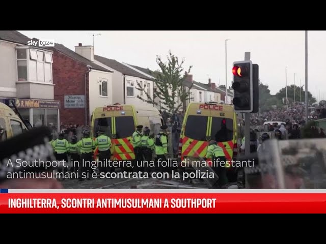 ⁣Uk, scontri tra folla e polizia dopo attentato a Southport