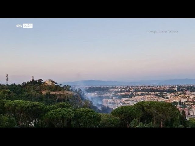 ⁣Roma, Canader in volo per il maxi incendio a Monte Mario