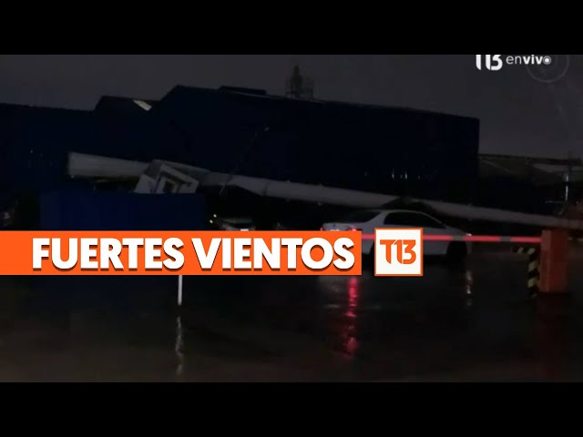 ⁣Fuertes vientos y lluvia en Talcahuano: Antena cayó y destruyó vehículos