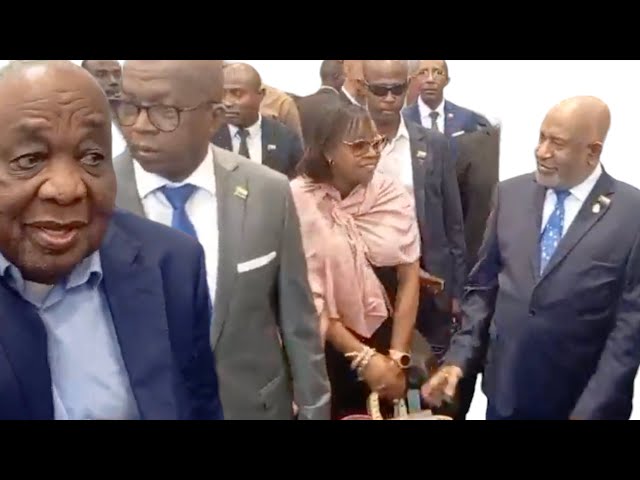 Arrivée du président Azali au Palais du Peuple