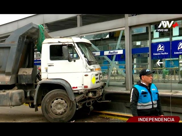 Volquete colisiona violentamente contra estación del Metropolitano para evitar chocar una combi