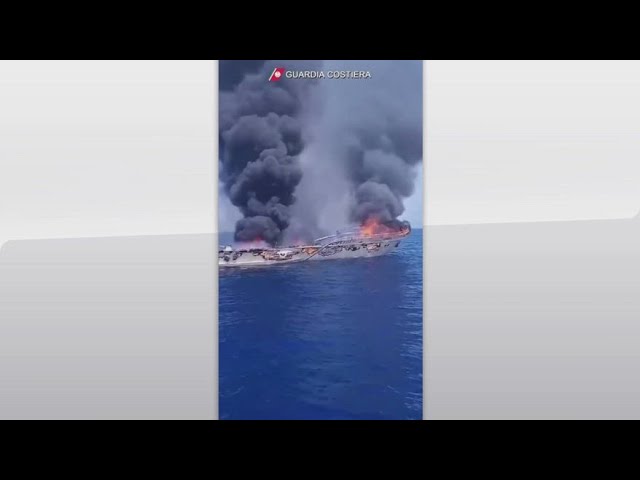 ⁣Salerno, barca prende fuoco e affonda: salvate due persone