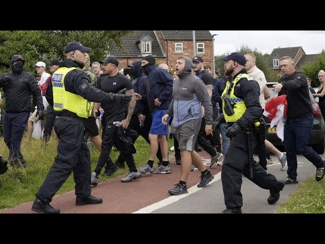 No Comment : la police et les manifestants s'affrontent à Plymouth