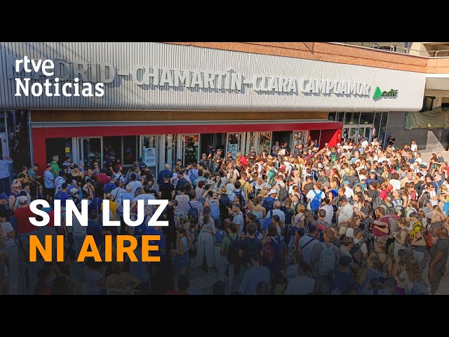 ⁣CHAMARTÍN: PASAJEROS de un TREN averiado ROMPEN las VENTANAS tras DOS HORAS ATRAPADOS en un TÚNEL |