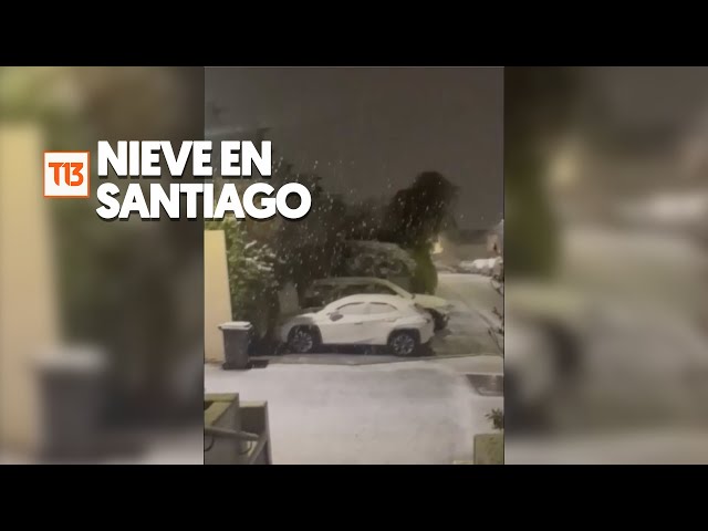 Vecinos del sector oriente de Santiago reportan caída de nieve