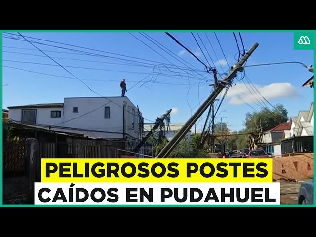 ⁣Peligrosos postes caídos en Pudahuel: Familias llevan días sin luz