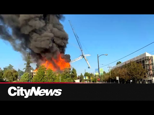 ⁣Crane falls as Vancouver firefighters battle blaze