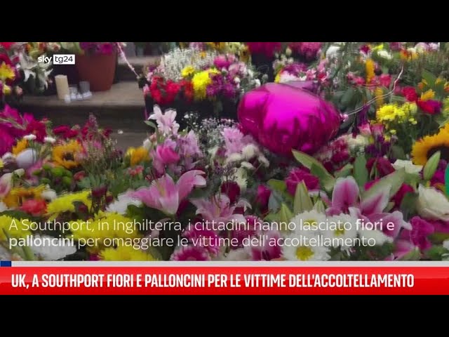 ⁣A Southport fiori e palloncini per vittime accoltellamento