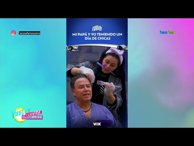 Gomita siendo de equipo contrario, ayuda a Mario Bezares a teñirse el cabello.