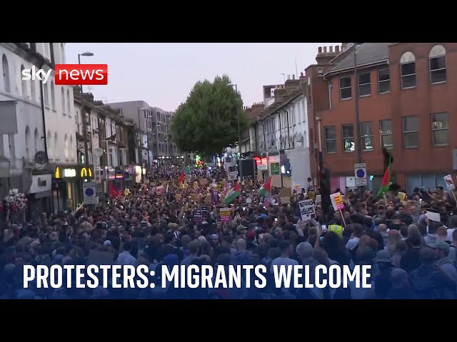 ⁣Hundreds of anti-racism protesters chant 'migrants welcome' in Liverpool