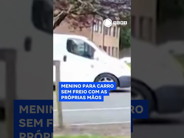 Menino para carro sem freio com as próprias mãos.  #RecordNews #shorts