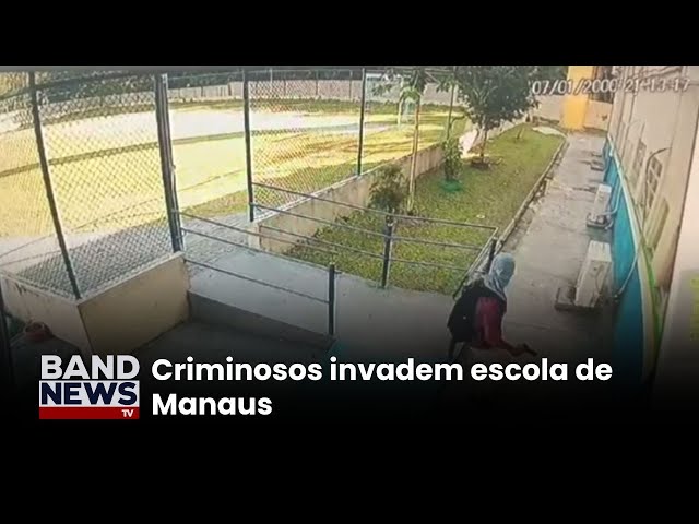 ⁣Criminosos armados invadem escola e roubam alunos | BandNewsTV