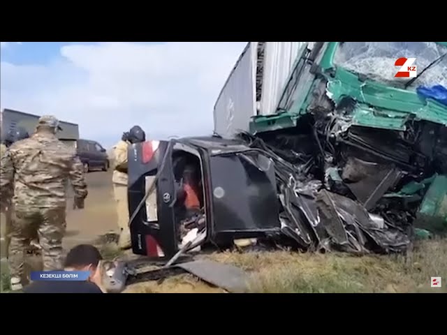 ⁣Самара-Шымкент тас жолында бірнеше көлік соқтығысып, сегіз адам көз жұмды | Кезекші бөлім